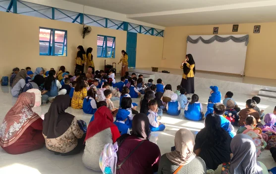 Hari Pertama TK Negeri 1 Sintang, Siswa Baru Ikuti Arahan Guru di Aula