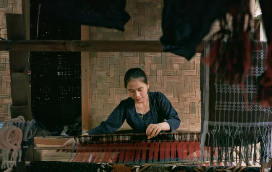 Tenun Ikat Kalimantan untuk OOTD Gen Z, Tradisional yang Tetap Kekinian