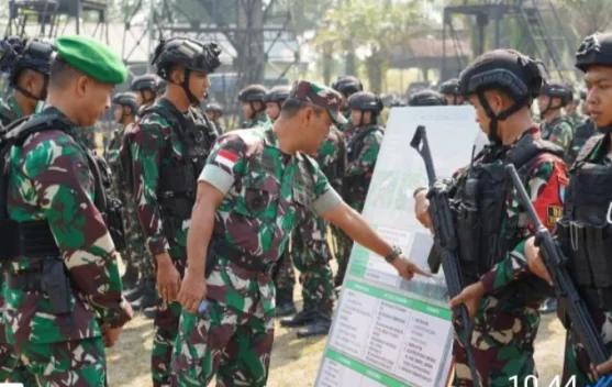 Kasrem 121/Abw Melakukan Riksiapops Satgas RI-PNG Mobile Yonif 642/Kapuas