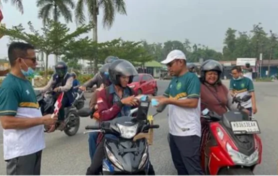 PA Sintang Gelar Public Campaign, Bagikan Masker ditengah Karhutla