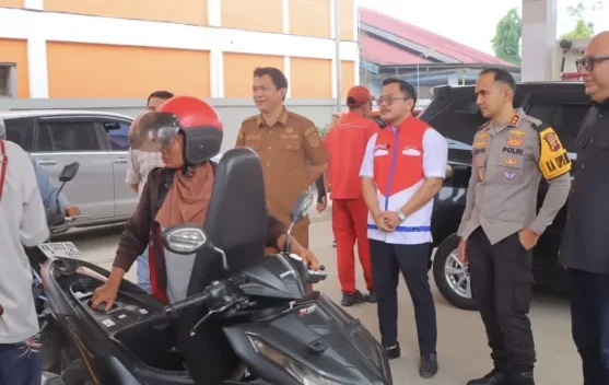 Polres Sintang Urai Kemacetan akibat Antrean BBM