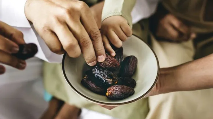 Cara Berbuka yang Benar agar Tidak Kaget