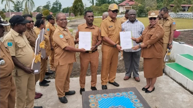 Bupati Sorong Selatan Serahkan SK Penunjukan Dua Pejabat