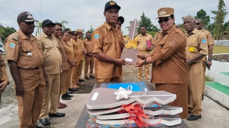 Bupati Petronela Krenak Serahkan Sarana Transportasi Operasional Puske