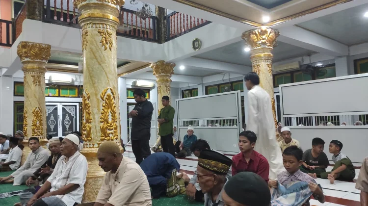 Suasana Salat Tarawih Pertama di Masjid Darussalam Sorong