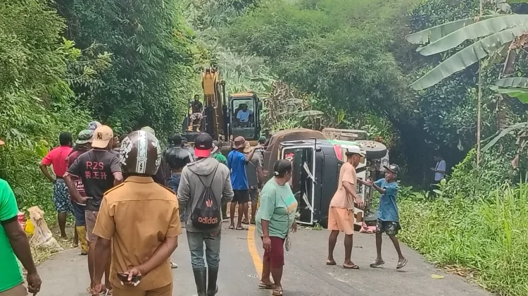 Mobil Tangki CPO Terbalik, 5.000 Liter Minyak Sawit Tumpah ke Jalan