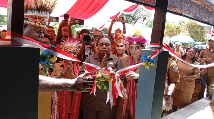 Gubernur Elisa Kambu Resmikan Pasar Mama-Mama Papua dan Serahkan Bantuan UMKM
