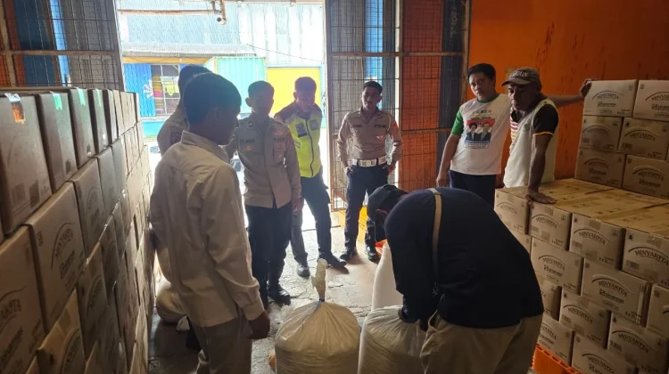 Polda Papua Barat Daya Salurkan Hasil Panen Jagung Petani ke Bulog Sorong