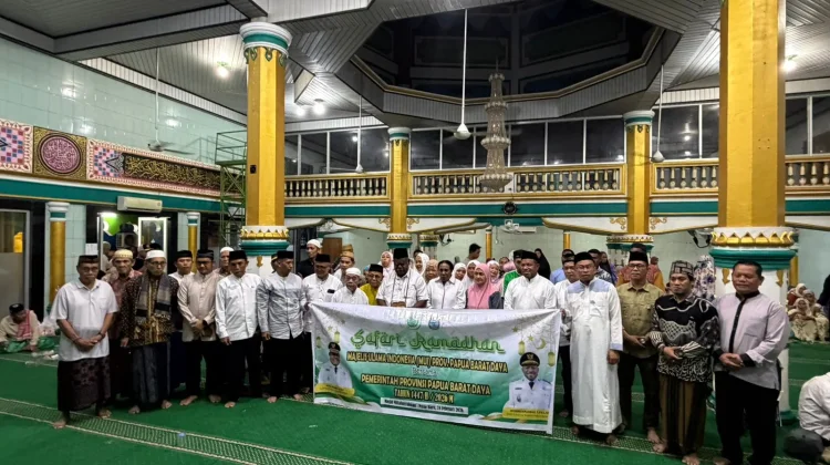 Gubernur Elisa Kambu Safari Ramadan di Masjid Miftahurrahmah Sorong