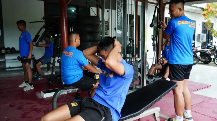 Hujan Tak Halangi Prajurit Pasmar 3 Jalani Latihan Fisik di Sorong