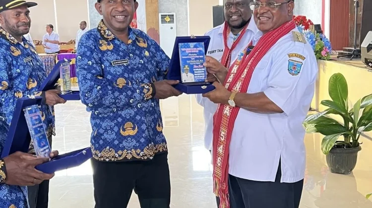 Pemkab Maybrat Realisasikan Penyerahan 546 SK ASN Formasi 2021