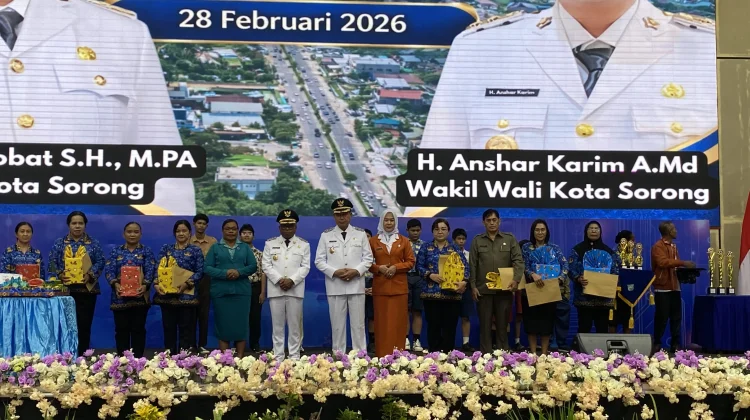Pegawai RSUD Sele Be Solu Terima Penghargaan pada HUT Kota Sorong