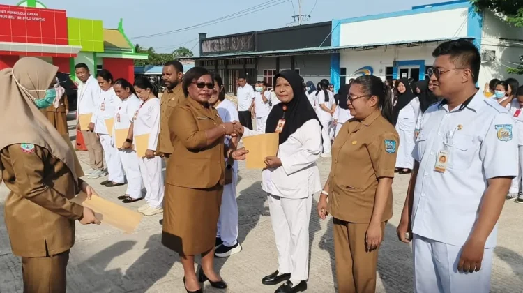 Kedis Kesehatan Kota Sorong Serahkan Penghargaan Tenaga Kesehatan