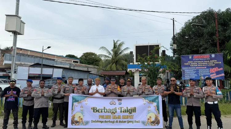 Ramadan Berbagi, Polres Raja Ampat Bagikan Takjil di Distrik Kota Waisai