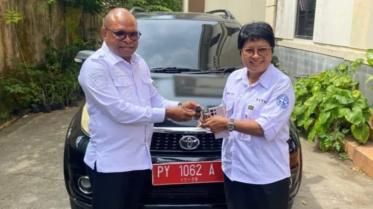 Pemkot Sorong Hibahkan Kendaraan Operasional Kepada GKI Klasis Sorong