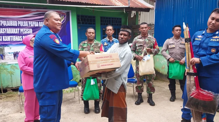 Dirpolairud Polda PBD Bagikan 100 Paket Sembako di Kampung Kokoda