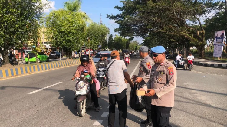 Polsek Bandara DEO Sorong Bagikan Takjil Gratis Ramadan