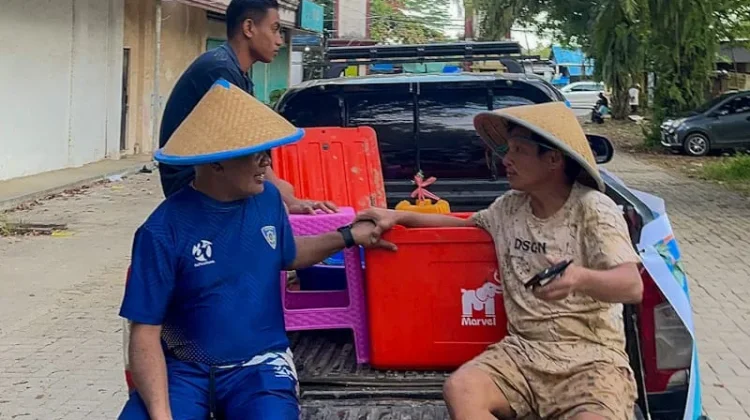 Cara Unik Wakapolda PBD Berbagi Takjil untuk Masyarakat