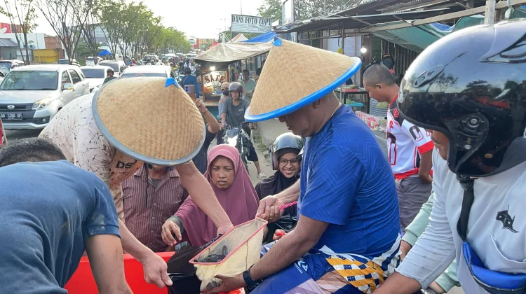 Cara Unik Wakapolda PBD Berbagi Takjil untuk Masyarakat