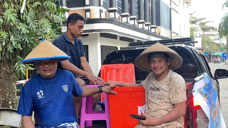 Cara Unik Wakapolda PBD Berbagi Takjil untuk Masyarakat