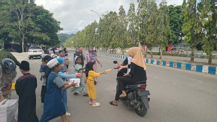 Yapis Raja Ampat Bagikan 10 Ribu Paket Takjil di Distrik Kota Waisai