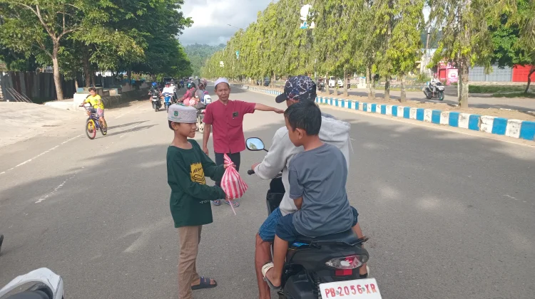 Yapis Raja Ampat Bagikan 10 Ribu Paket Takjil di Distrik Kota Waisai