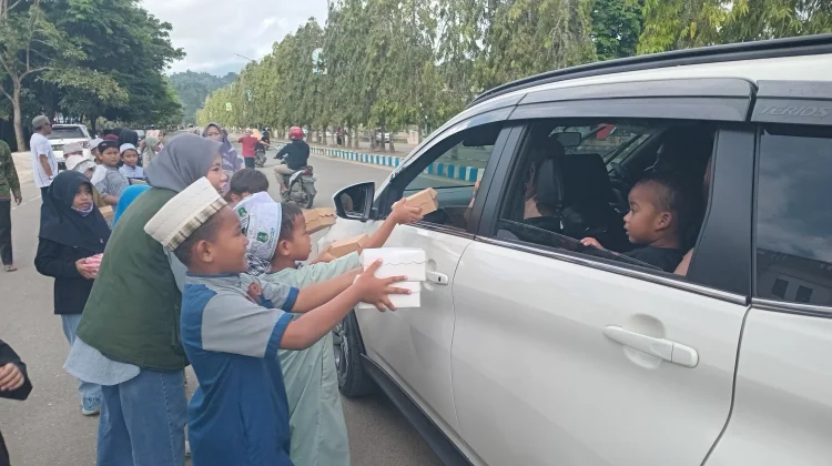 Yapis Raja Ampat Bagikan 10 Ribu Paket Takjil di Distrik Kota Waisai