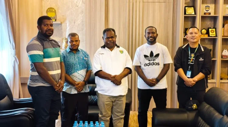 Gubernur Elisa Kambu Dukung Liga 4 PBD, Cari Penerus Boaz dan Ricky Kambuaya