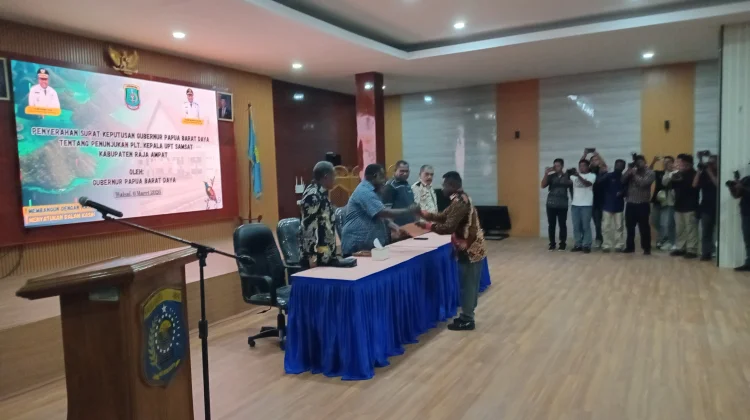 Serahkan SK Kepala Samsat Raja Ampat, Gubernur Singgung Penerimaan Pajak Rendah