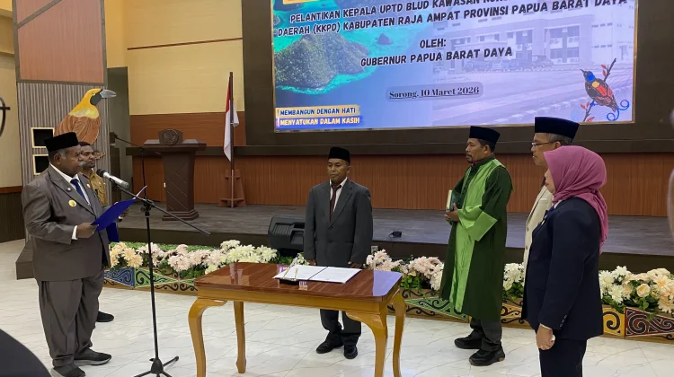 Gubernur PBD Lantik Hasan Makassar jadi Kepala UPTD BLUD KKPD Raja Ampat