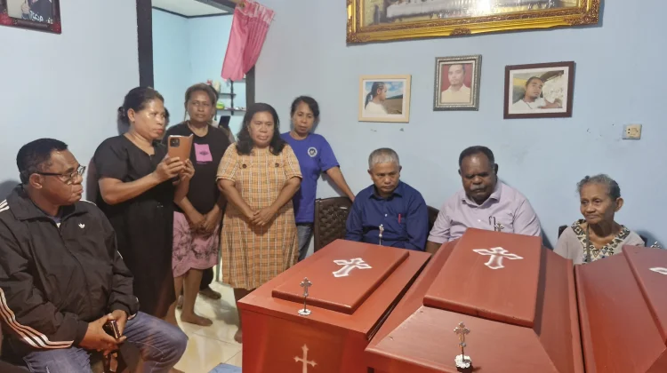 Gubernur Elisa Kambu Kunjungi Rumah Duka Korban Kebakaran di Kofkerbu