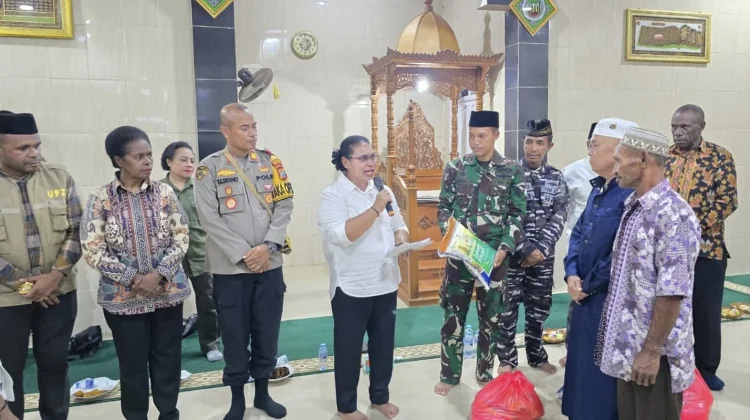 Bupati Petronella Krenak Safari Ramadhan ke Inanwatan