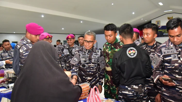 Danpasmar 3 Hadiri Bazar Ramadhan TNI AL di Sorong