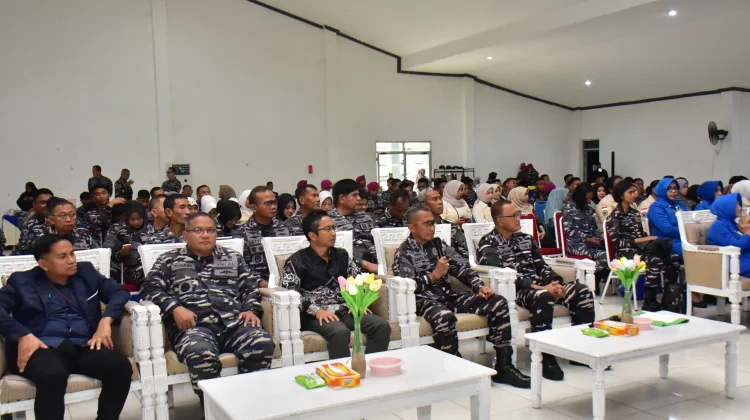 Danpasmar 3 Hadiri Bazar Ramadhan TNI AL di Sorong