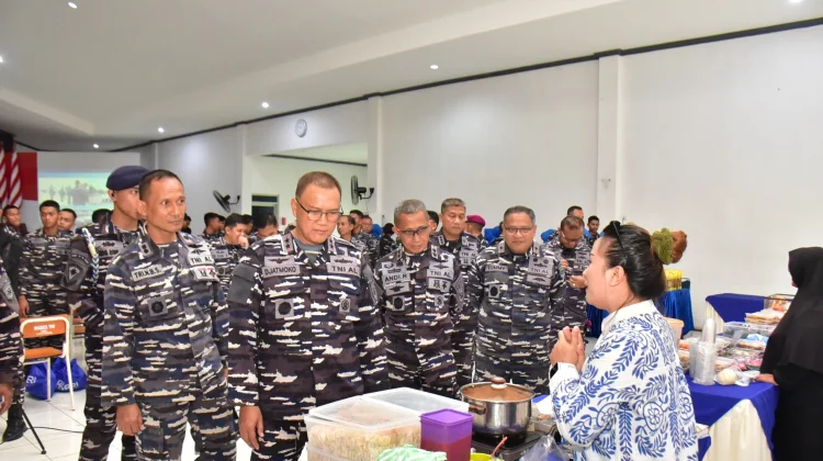 Danpasmar 3 Hadiri Bazar Ramadhan TNI AL di Sorong