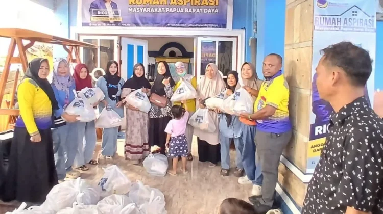 Menjelang Idul Fitri, Rico Sia Salurkan 500 Paket Sembako bagi Warga Kota Sorong