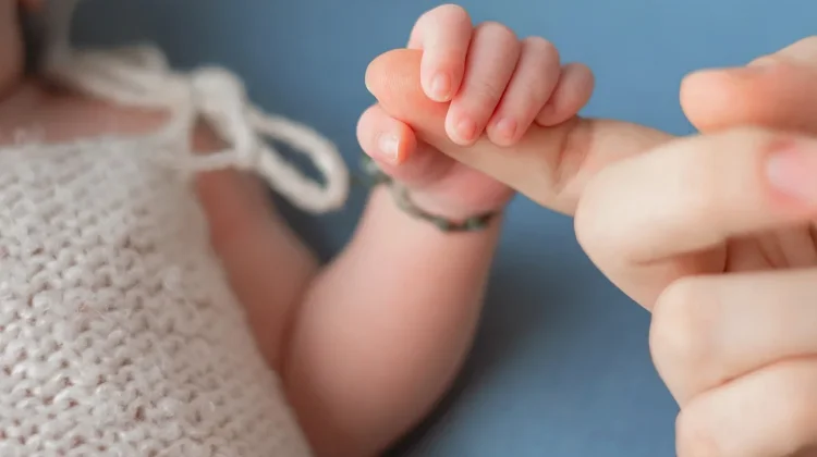 Tren "Om, Tante Jangan Cium Aku Dulu Ya", Benarkah Berbahaya Bagi  Bayi?