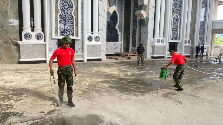 Prajurit Pasmar 3 Gotong Royong Bersihkan Masjid Al-Akbar Sorong