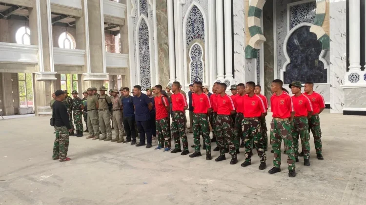 Prajurit Pasmar 3 Gotong Royong Bersihkan Masjid Al-Akbar Sorong