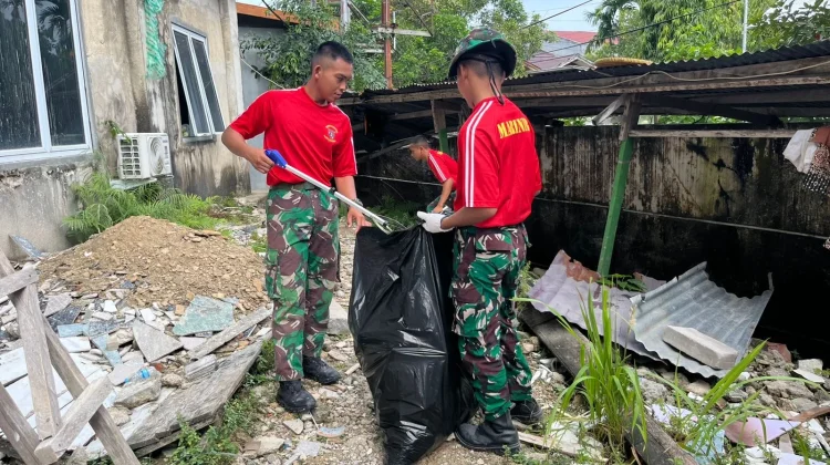 Prajurit Pasmar 3 Gotong Royong Bersihkan Masjid Al-Akbar Sorong