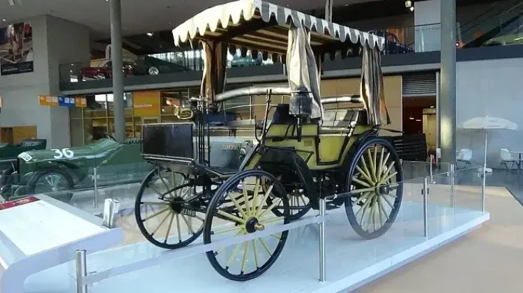 Roda Sejarah Nusantara : Mercedes-Benz Pakubuwana X yang Mengubah Era Transportasi