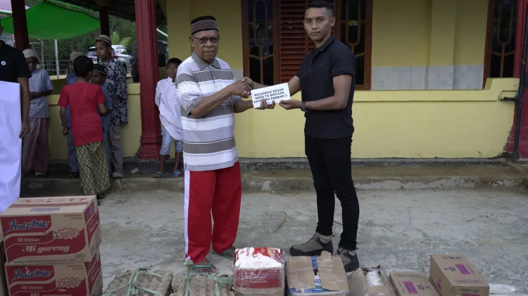 Prajurit TD Bintara Denmako Pasmar 3 Sambangi Yayasan Emeyodere Sorong