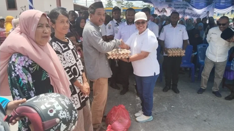 Bupati Sorong Selatan Bagikan 200 Paket Sembako Gratis kepada Umat Muslim