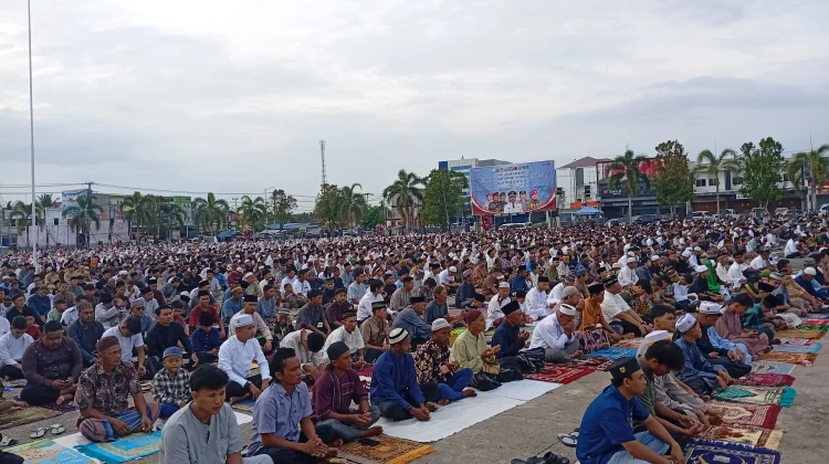 Ribuan Masyarakat ikut Sholat Ied di Alun-alun Aimas