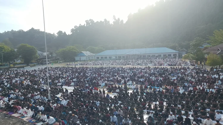 Ribuan Umat Muslim Raja Ampat Salat Idulfitri di Lapangan Kantor Bupati