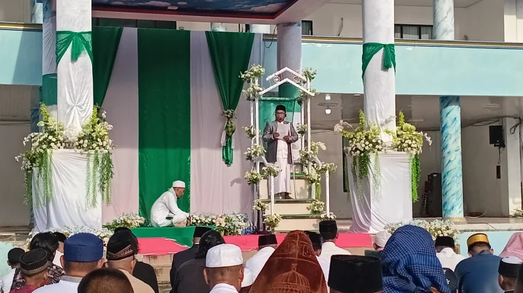 Ribuan Umat Muslim Raja Ampat Salat Idulfitri di Lapangan Kantor Bupati