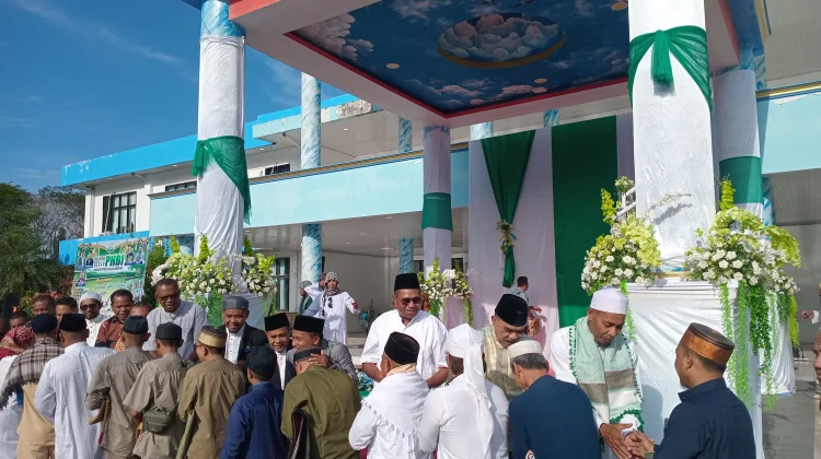 Ribuan Umat Muslim Raja Ampat Salat Idulfitri di Lapangan Kantor Bupati