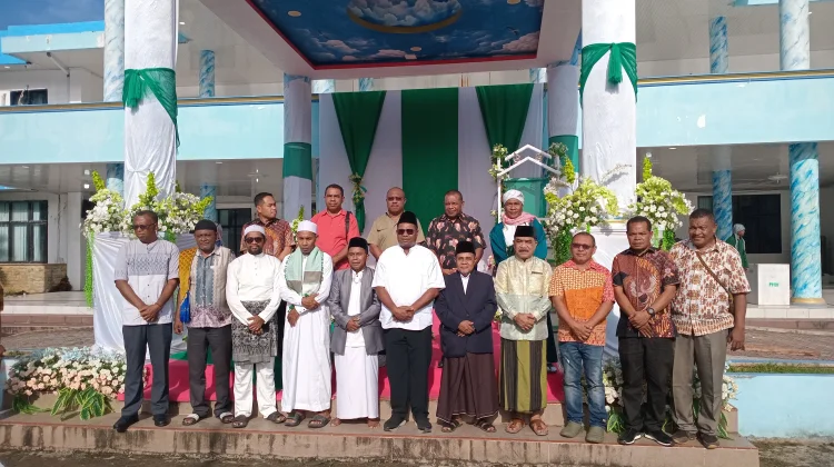 Ribuan Umat Muslim Raja Ampat Salat Idulfitri di Lapangan Kantor Bupati