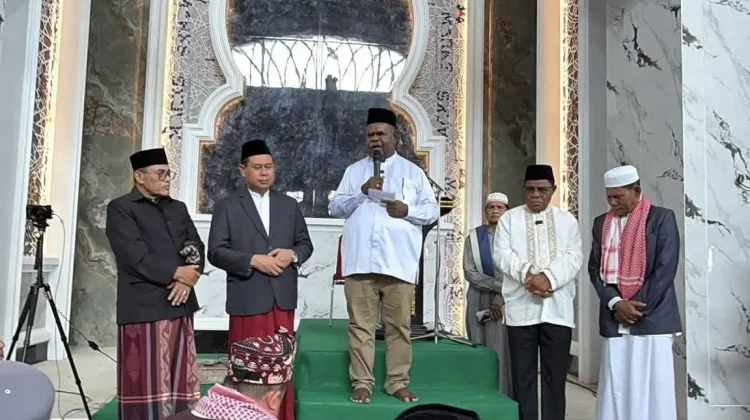 Gubernur Elisa Sampaikan Pesan Persatuan di Masjid Raya Al Akbar Kota Sorong