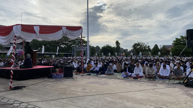 Ribuan Jemaah Ikuti Salat Idulfitri di Lapangan Kantor Wali Kota Sorong